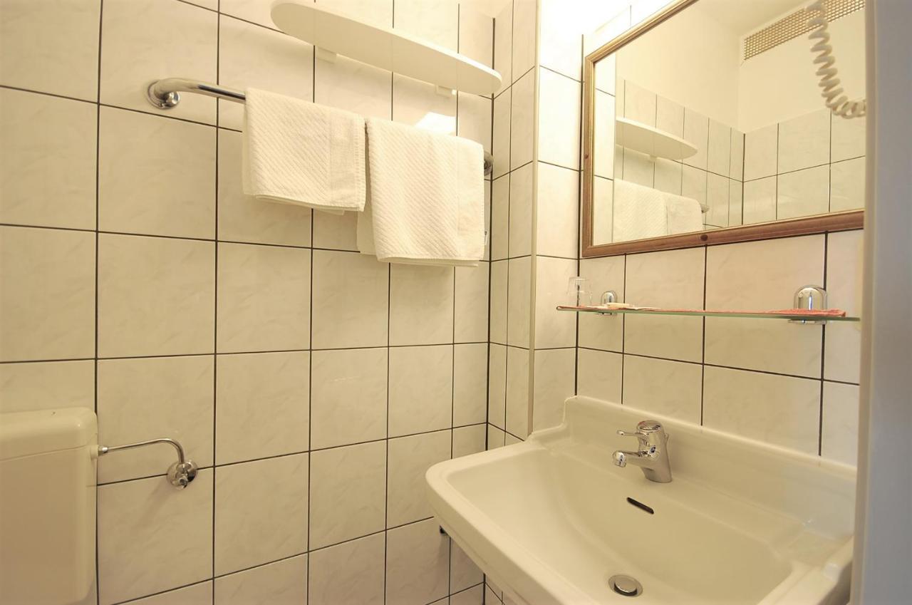 Hotel Haus Isenburg Neu-Isenburg Bagian luar foto