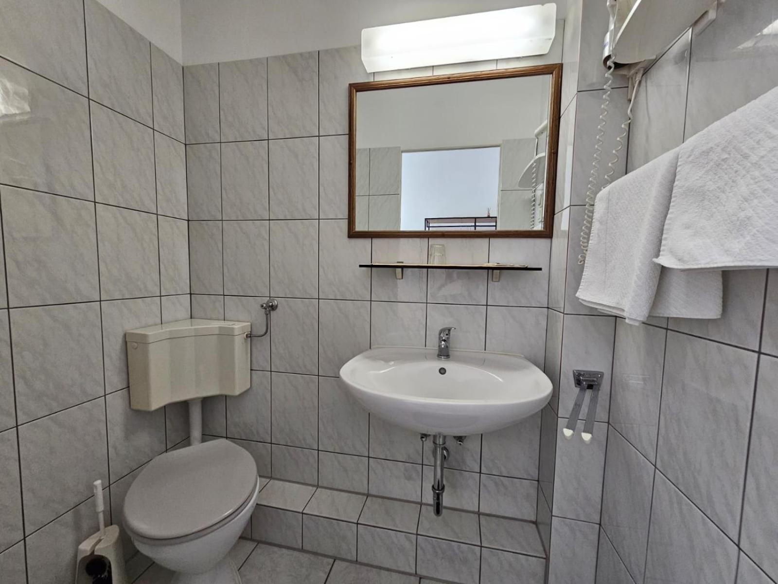 Hotel Haus Isenburg Neu-Isenburg Bagian luar foto