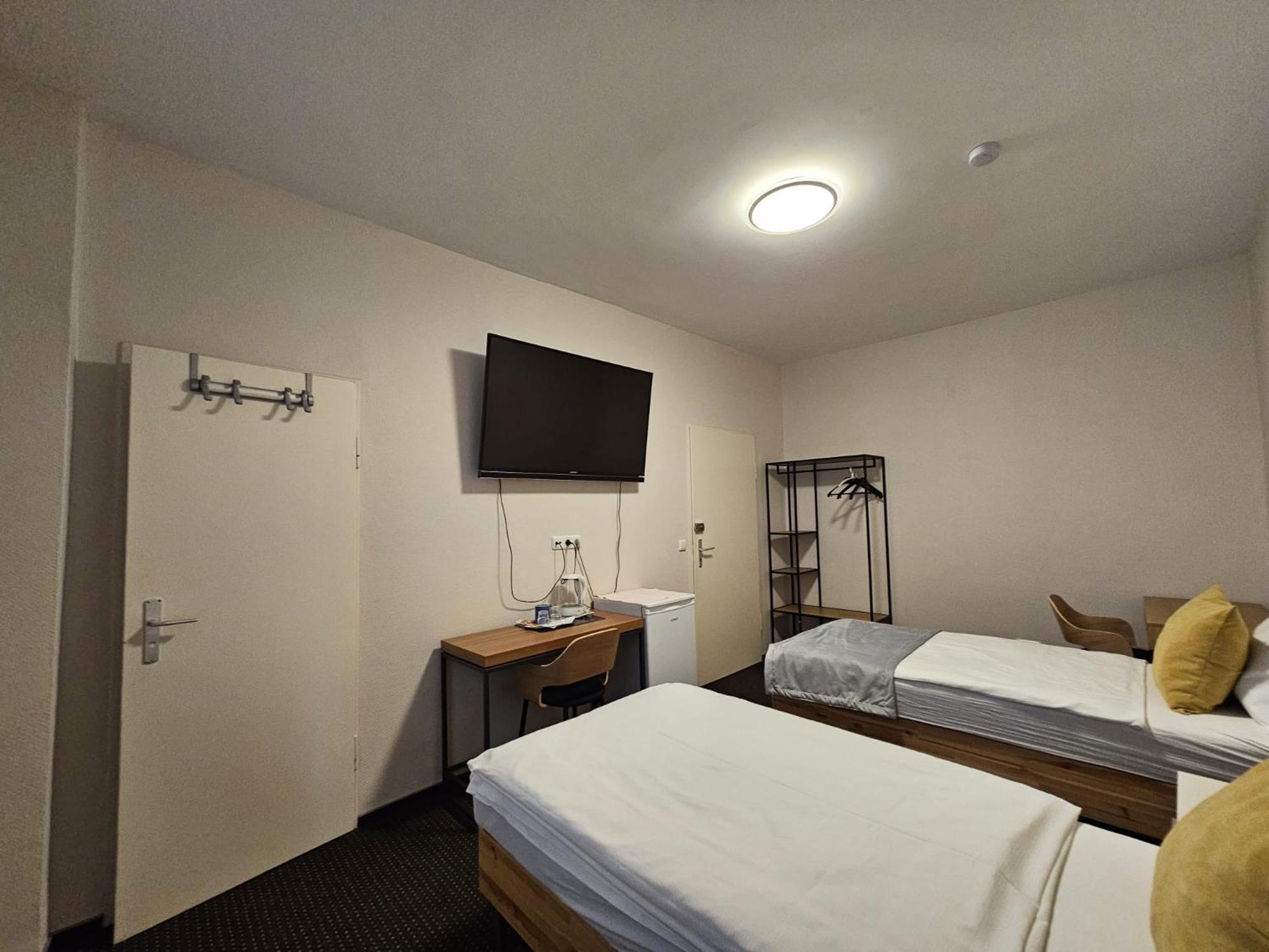 Hotel Haus Isenburg Neu-Isenburg Bagian luar foto